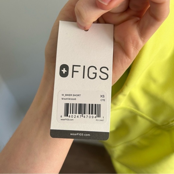 NWT NEW Figs Performance Biker Shorts with Pockets - Picture 3 of 4